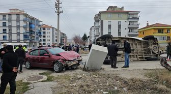 Çorum'da tarım işçilerini taşıyan minibüs ile otomobilin çarpışması sonucu 5 kişi yaralandı