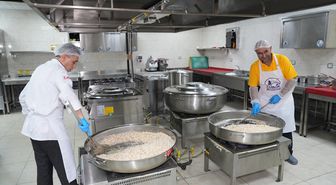 Çubuk'ta kurulan iftar çadırında vatandaşlar bir araya geliyor