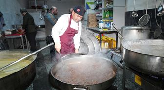 Çubuk'ta ramazan ayında kurulan aşevinin kazanları ihtiyaç sahipleri için kaynıyor