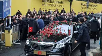 Cumhurbaşkanı Erdoğan, Boğaziçi Üniversitesi öğrencileri tarafından karanfillerle karşılandı