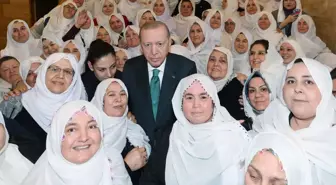 Cumhurbaşkanı Erdoğan, Zeynep Güneş Akgün ve beraberindeki kadınlar ile fotoğraf çektirdi