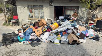 Denizli'de bir evden 3 kamyon çöp çıkarıldı
