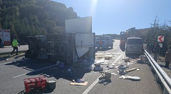 Denizli'de kamyonetin minivana çarptığı kazada baba ile oğlu öldü, 1 kişi yaralandı