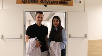 Kaderleri uzmanlık yolunda kesişen doktor çift 'aşkla' aynı hastanede hayat kurtarıyor