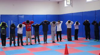 Depremzede ilkokul öğrencileri, farklı spor dallarıyla tanışıyor