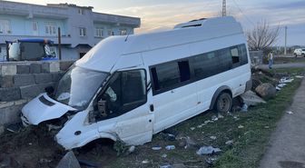 Diyarbakır'da bahçe duvarına çarpan servis minibüsündeki 10 kişi yaralandı