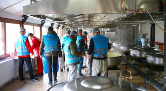 Diyarbakır'da ihtiyaç sahiplerinin iftardaki yemekleri Türk Kızılay Aşevi'nde hükümlülerce hazırlanıyor