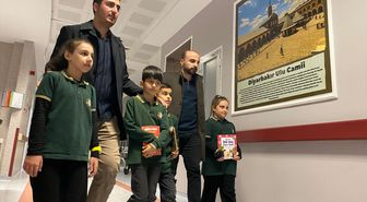 Diyarbakır'da minik öğrencilerin okuduğu hikayeler hastalara moral oluyor