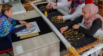 Diyarbakır'da usta öğreticiler Esma-ül Hüsna'yı el emeğiyle işliyor