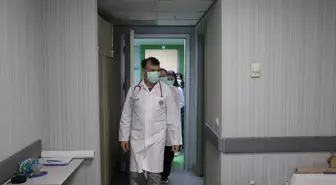 Doktor önlüğüyle hastanede, mikrofon başında radyoda