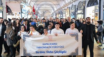 Down sendromlu bireyler Kapalıçarşı'da farkındalık yürüyüşü yaptı