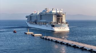 Dünyanın en büyük kruvaziyerlerinden 'Sun Princess' 4 bin 12 turistle Kuşadası'na geldi