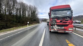 Düzce'de kara yolunda makaslayan tır ulaşımı aksattı