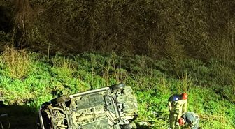 Düzce'de şarampole devrilen otomobildeki 2 kişi yaralandı