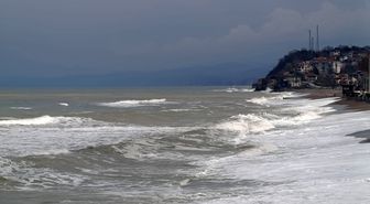 Düzce'nin Karadeniz kıyısında kuvvetli rüzgar etkili oldu