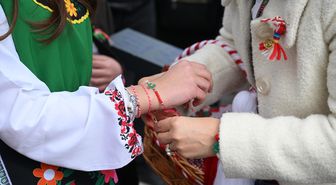 Edirne'de Bulgaristan'ın bahar geleneği olan 'marteniçka' bilekliği dağıtıldı