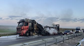 Edirne'de domates yüklü tırda çıkan yangın söndürüldü