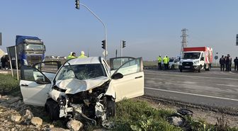 Edirne'de otomobil ile pikabın çarpıştığı kazada 3 kişi yaralandı