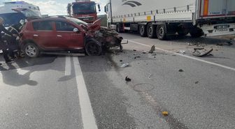 Edirne'de otomobilin tıra arkadan çarptığı kaza güvenlik kamerasında