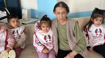Edremit'te kreş öğrencileri huzur evini ziyaret etti
