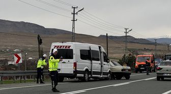 Elazığ'da minibüs ile otomobilin çarpıştığı kazada 4 kişi yaralandı