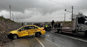 Elazığ'da taksi ile SUV tipi aracın çarpıştığı kazada 2 kişi yaralandı