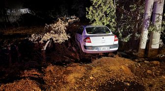 Elazığ'da yoldan çıkan otomobildeki 4 kişi yaralandı