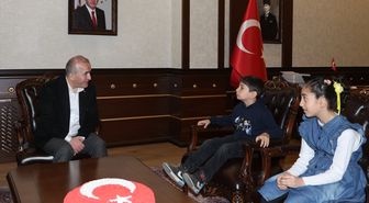 Elazığ Valisi Hatipoğlu, Türk bayrağını yerden kaldıran çocukları makamında ağırladı