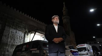 'Elmacı Dede' Şam'daki çocuklara bayram şekeri dağıttı