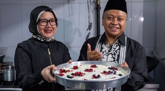 Endonezya'nın Ankara Büyükelçisi, iftar sofralarını süsleyen 'güllaç'ı ve ülkesinin 'kolak' tatlısını hazırladı