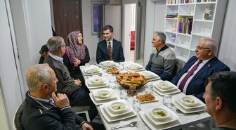 Erbaa Belediye Başkanı Karagöl'den yangın sonrası evi yenilenen aileye ziyaret