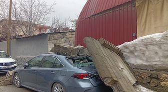 Erciş'te istinat duvarının yıkılması sonucu park halindeki otomobilde hasar oluştu