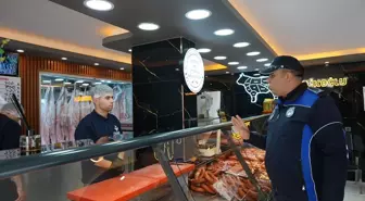 Erdemli ilçesinde zabıta ekipleri gıda ürünü satan işletmeleri denetledi