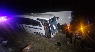 Erzincan'da bariyerlere çarpan yolcu otobüsünde hasar oluştu
