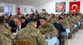 Erzincan'da Mehmetçik ile gaziler iftar sofrasında bir araya geldi