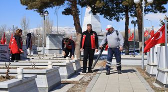 Erzincan'da şehit mezarlarında bakım ve onarım çalışması yapıldı