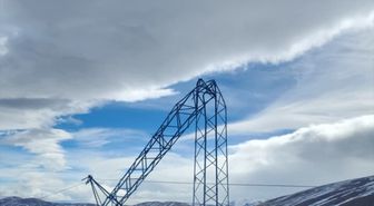 Erzincan'da şiddetli rüzgar nedeniyle bazı evlerin çatıları ile elektrik ve telefon direkleri zarar gördü