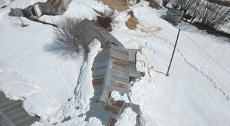 Erzincan'da yoğun kar birikintisi nedeniyle ahırların çatısı çöktü