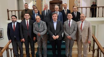 Erzincan Valisi Aydoğdu'dan özel gereksinimli 2 kişiye doğum günü sürprizi