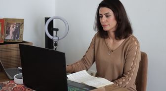Erzincanlı ev hanımı yapay zekayla müzik, görsel ve dijital içerik hazırlıyor