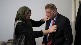 Erzincanlı zihinsel engelli 26 yıldır takım elbise giymeden dışarı çıkmıyor