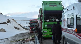 Erzurum'da arızalanan tırın yanında sürücüsü ölü bulundu