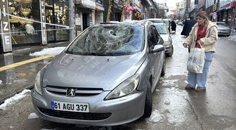 Erzurum'da çok sayıda araç çatıdan düşen kar ve buz kütleleriyle hasar gördü