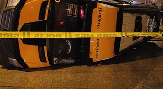 Erzurum'da hafif ticari araçla çarpışan minibüsün devrilme anı kamerada