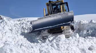 Erzurum'da kar kalınlığı yer yer 2 metreyi bulan mezra ekiplerin çalışmasıyla ulaşıma açıldı
