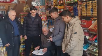 Erzurum'da öğrenciler harçlıklarıyla veresiye defterindeki borcu ödedi