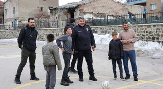 Erzurum Emniyet Müdürü Karaburun öğrencilerle futbol oynadı
