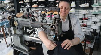 Eşine yardım için başladığı ayakkabı tamirciliğinde usta oldu