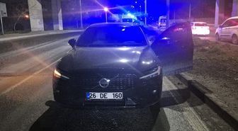 Eskişehir'de 2 otomobilin çarpıştığı kazada 3 kişi yaralandı