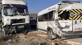 Eskişehir'de 5 aracın karıştığı zincirleme trafik kazasında 12 kişi yaralandı